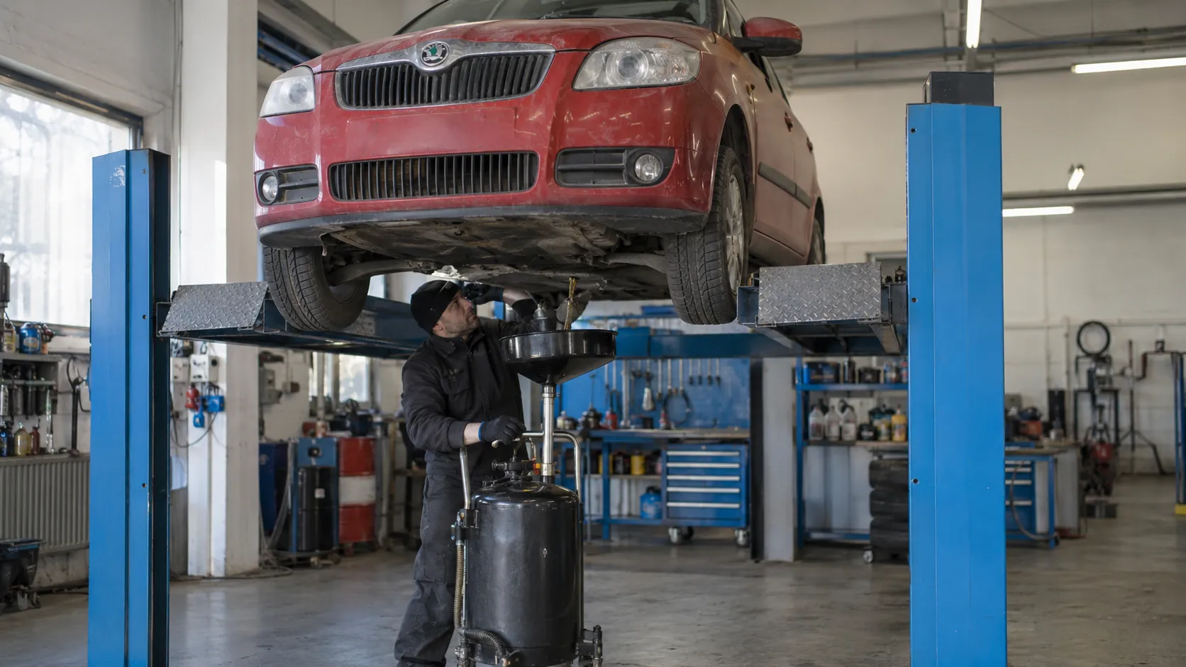 Odčerpání motorového oleje pod vozidlem Škoda v dílně