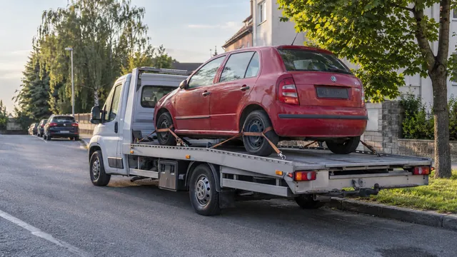 Bílý odtahový vůz s upevněným vozidlem Škoda na hliníkové plošině