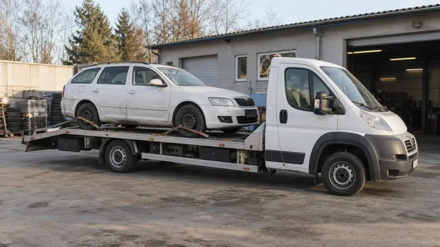 Bílý odtahový vůz s upevněným vozidlem Škoda na hliníkové plošině
