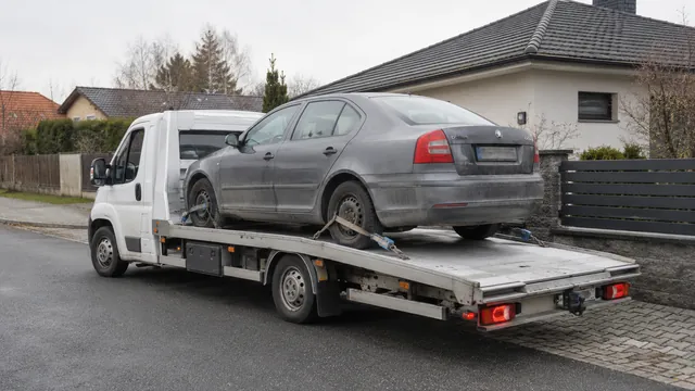 Bílý odtahový vůz s upevněným vozidlem Škoda na hliníkové plošině