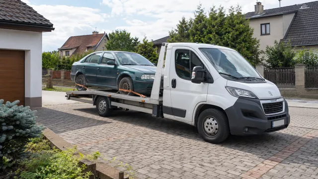 Bílý odtahový vůz s upevněným vozidlem Škoda na hliníkové plošině