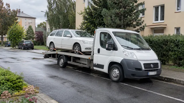 Bílý odtahový vůz s upevněným vozidlem Škoda na hliníkové plošině